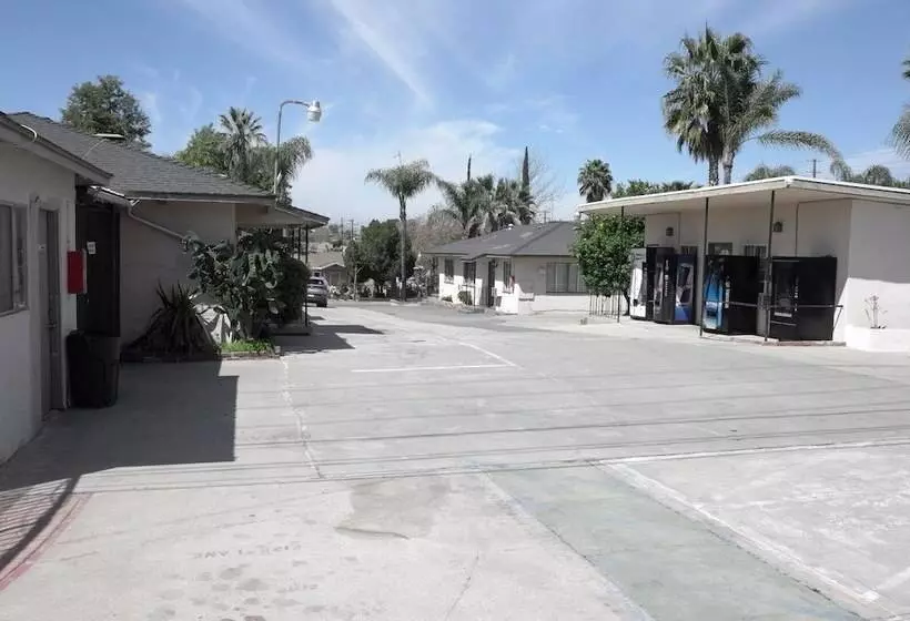 Motelli Elsinore Hot Springs & Lodge