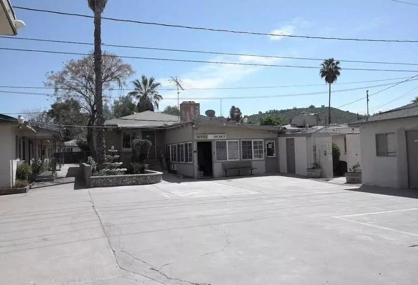 Motelli Elsinore Hot Springs & Lodge