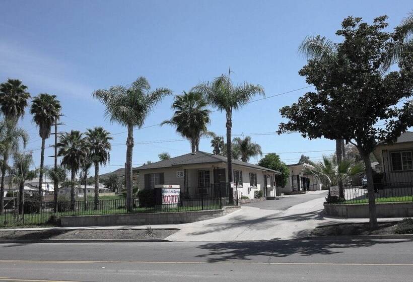 모텔 Elsinore Hot Springs & Lodge