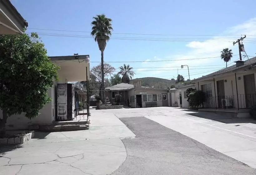 Motelli Elsinore Hot Springs & Lodge