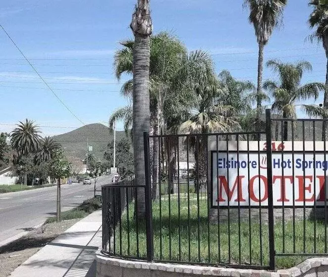 Motelli Elsinore Hot Springs & Lodge
