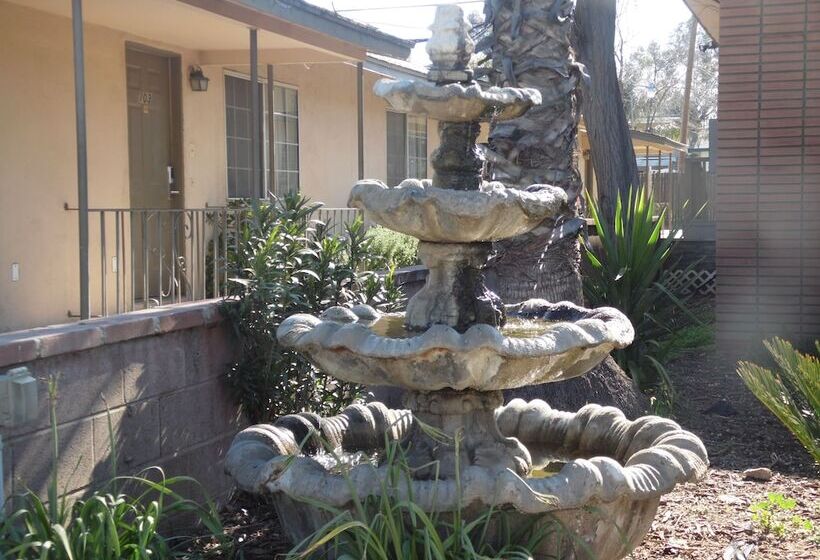 모텔 Elsinore Hot Springs & Lodge