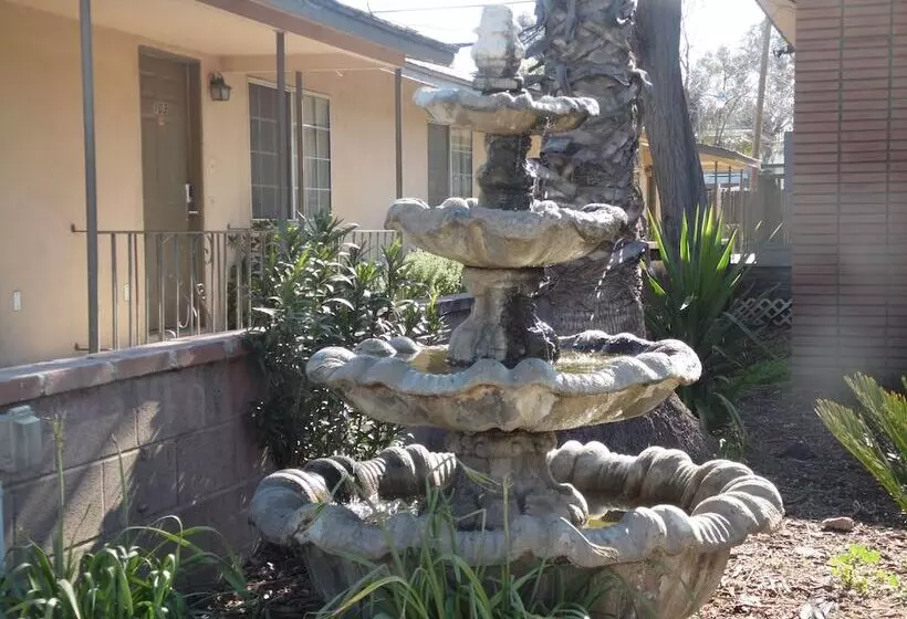 Motelli Elsinore Hot Springs & Lodge