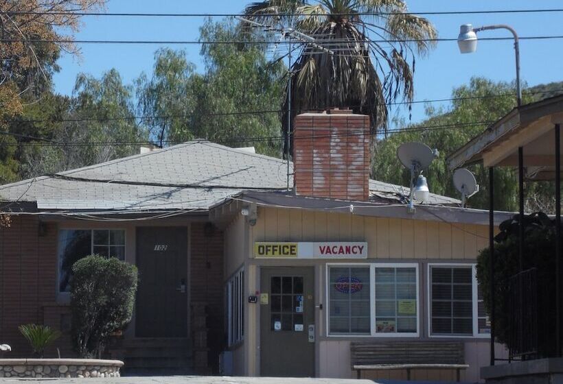 모텔 Elsinore Hot Springs & Lodge