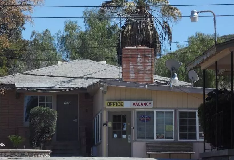 Motelli Elsinore Hot Springs & Lodge