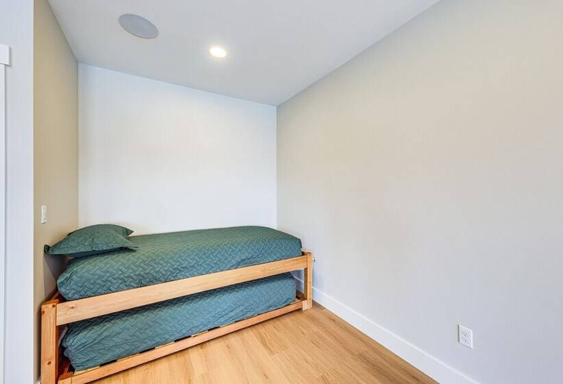 Mountain View Home In Stoneham W/ Hot Yoga Studio!