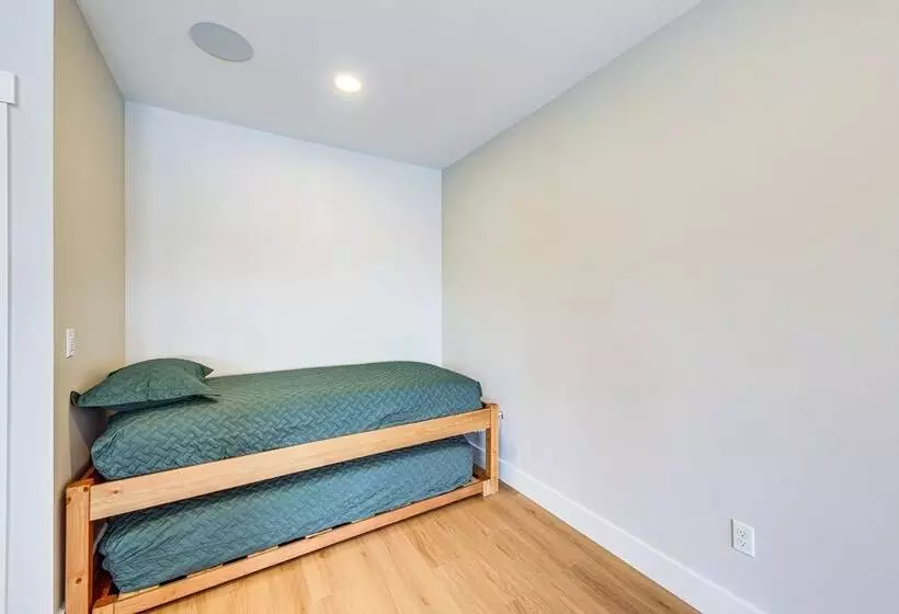 Mountain View Home In Stoneham W/ Hot Yoga Studio!