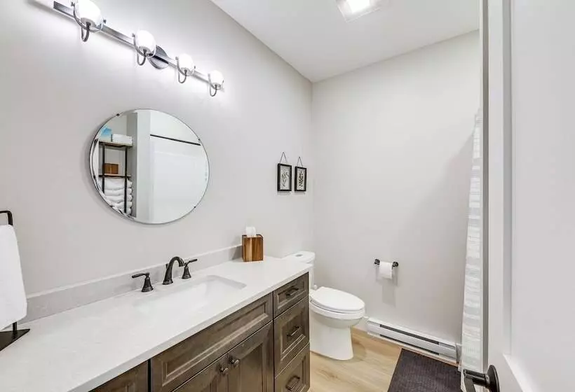 Mountain View Home In Stoneham W/ Hot Yoga Studio!