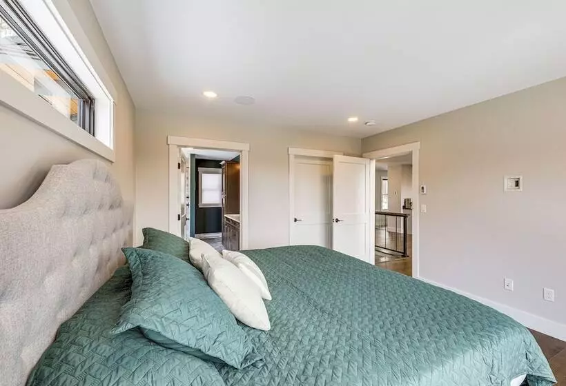 Mountain View Home In Stoneham W/ Hot Yoga Studio!