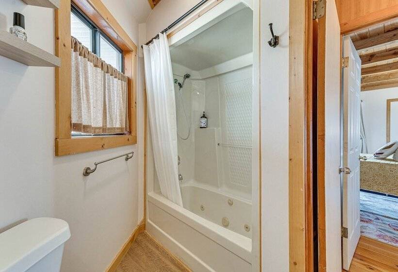 Mountaintop Blue Ridge Cabin: 2 Mi To Downtown