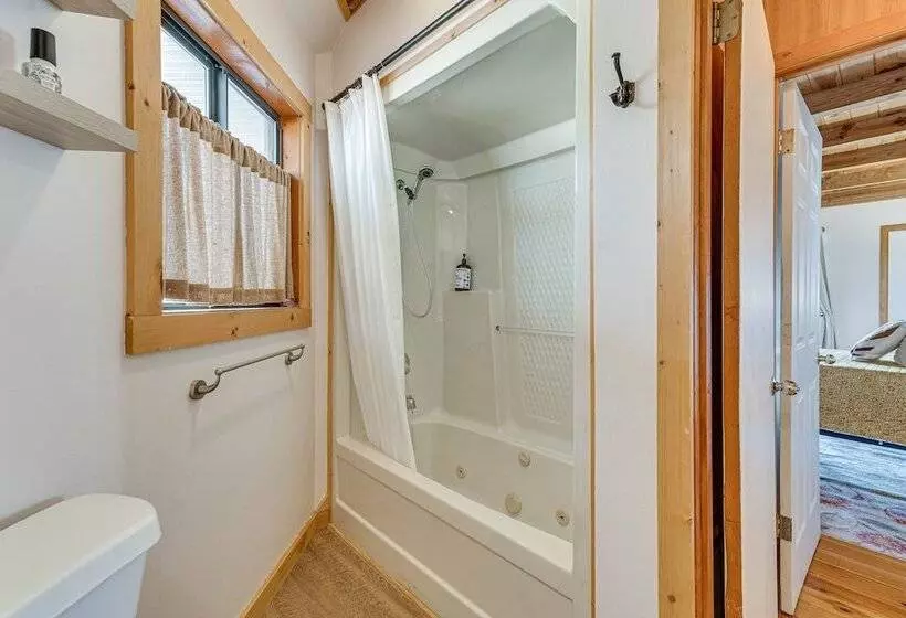 Mountaintop Blue Ridge Cabin: 2 Mi To Downtown