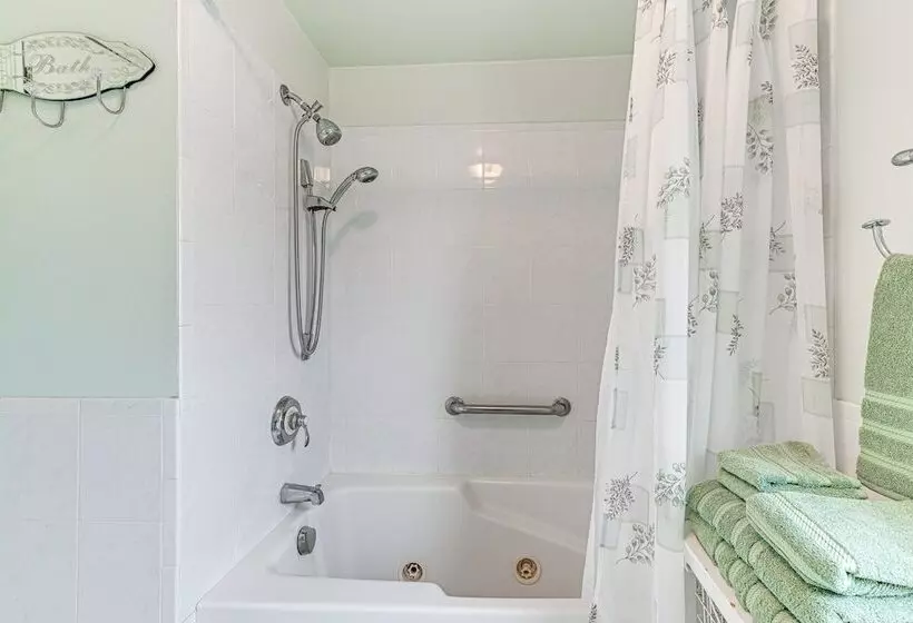 New York Escape Near Times Square & Central Park!