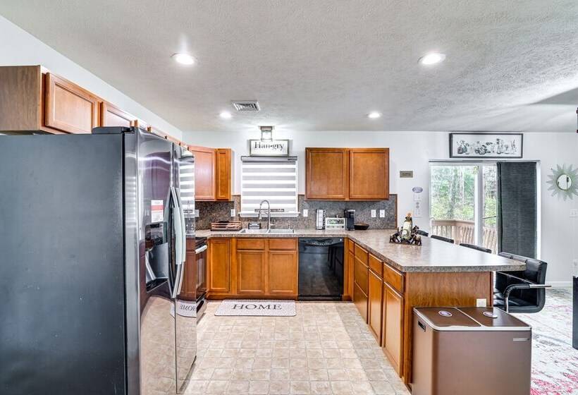 Peaceful Tobyhanna Home W/ Game Room & Fire Pit!