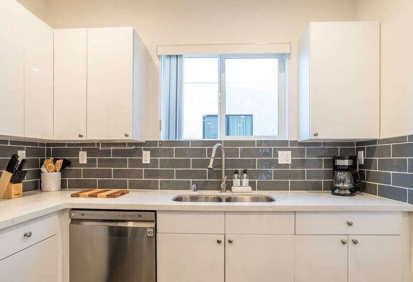 Periwinkle By Avantstay Walk To Staples, Rooftop