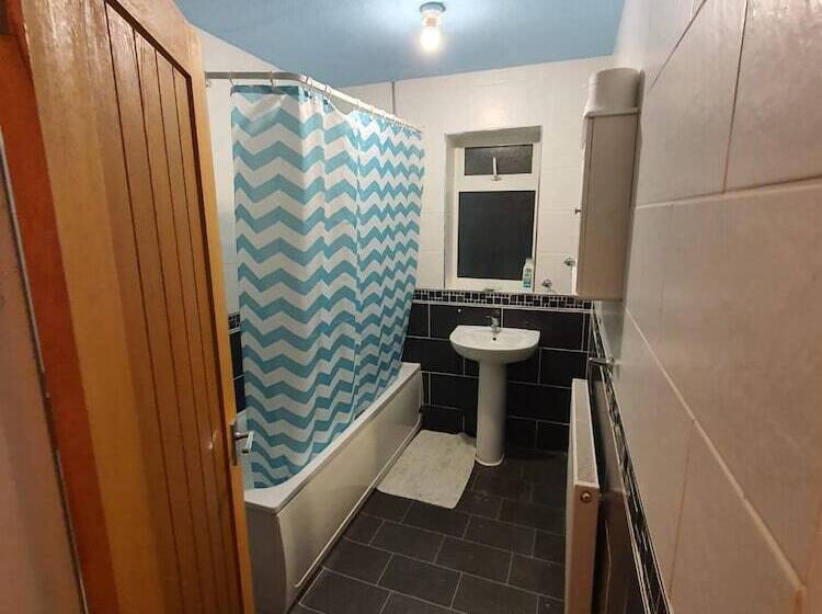 住所  Detached 4 Bed House In Leeds