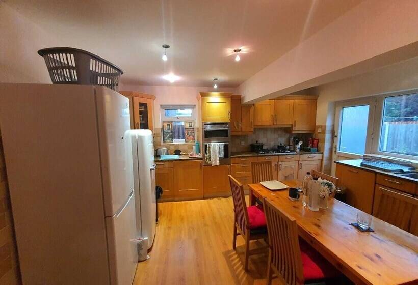 住所  Detached 4 Bed House In Leeds