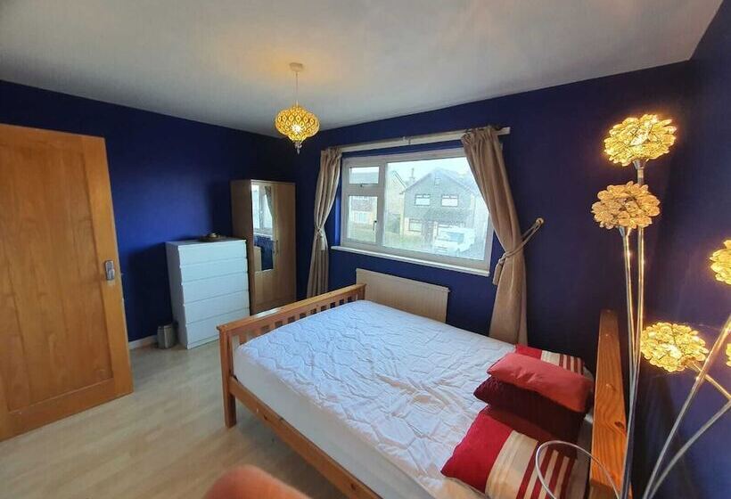 Резиденция Detached 4 Bed House In Leeds