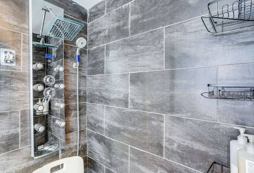 Seattle Sanctuary W/ Sweeping Views, Walk To Beach