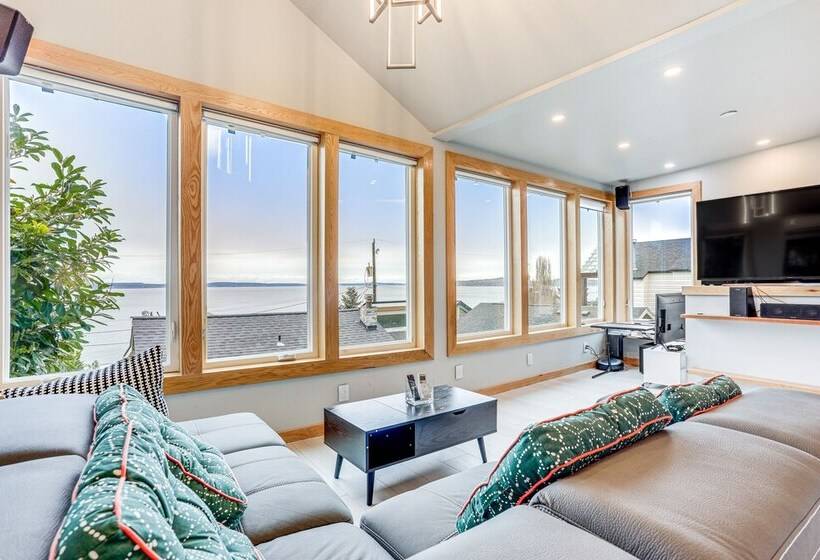 Seattle Sanctuary W/ Sweeping Views, Walk To Beach