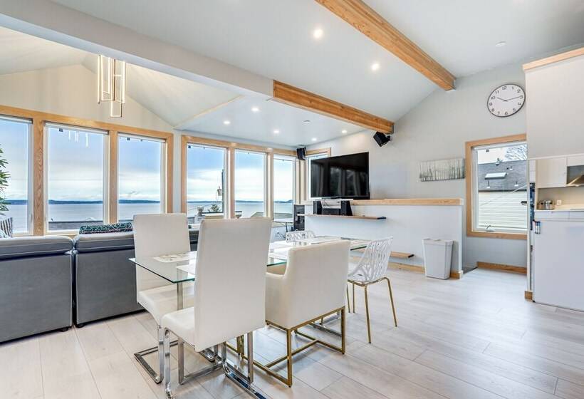 Seattle Sanctuary W/ Sweeping Views, Walk To Beach
