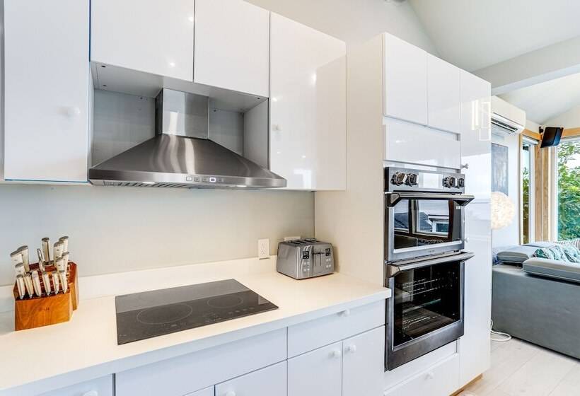 Seattle Sanctuary W/ Sweeping Views, Walk To Beach