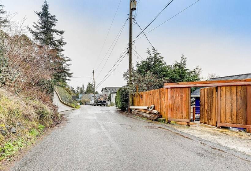 Seattle Sanctuary W/ Sweeping Views, Walk To Beach