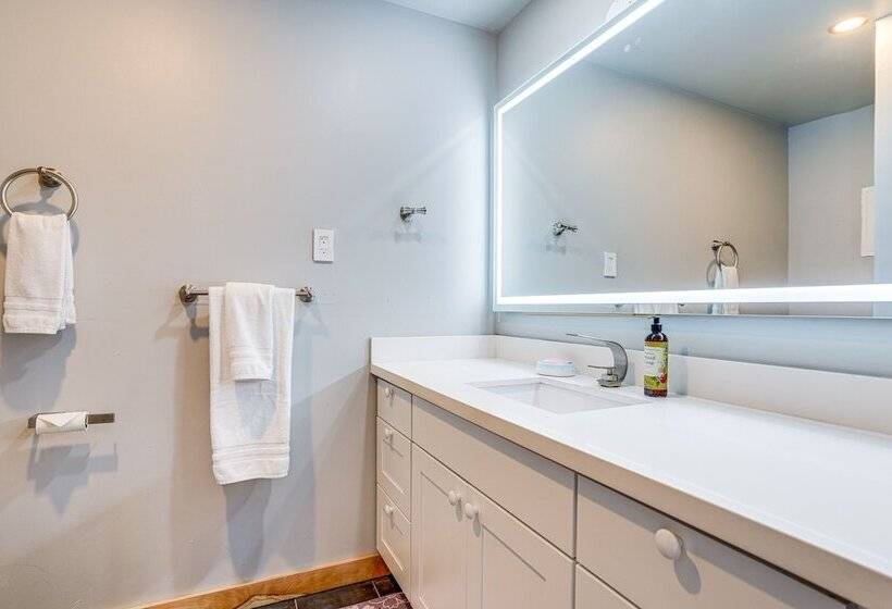 Seattle Sanctuary W/ Sweeping Views, Walk To Beach