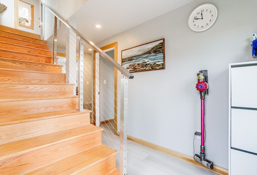 Seattle Sanctuary W/ Sweeping Views, Walk To Beach