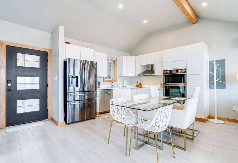 Seattle Sanctuary W/ Sweeping Views, Walk To Beach