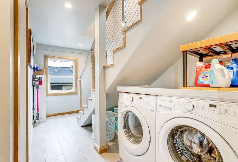 Seattle Sanctuary W/ Sweeping Views, Walk To Beach