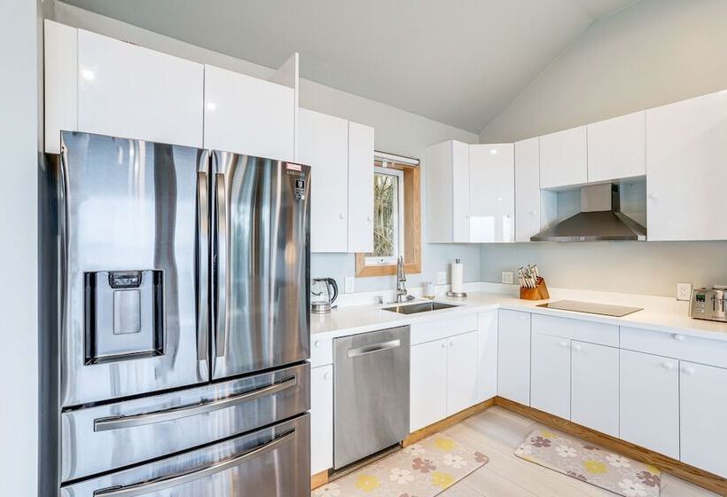 Seattle Sanctuary W/ Sweeping Views, Walk To Beach