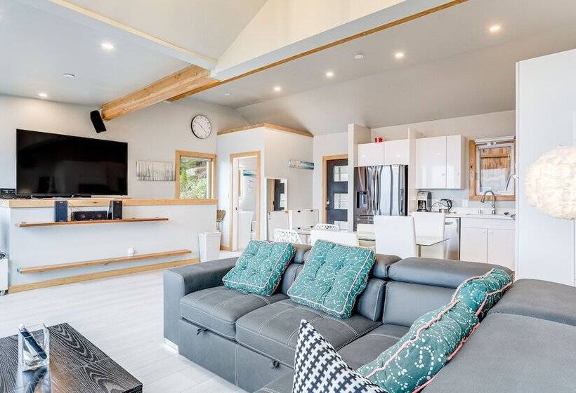 Seattle Sanctuary W/ Sweeping Views, Walk To Beach