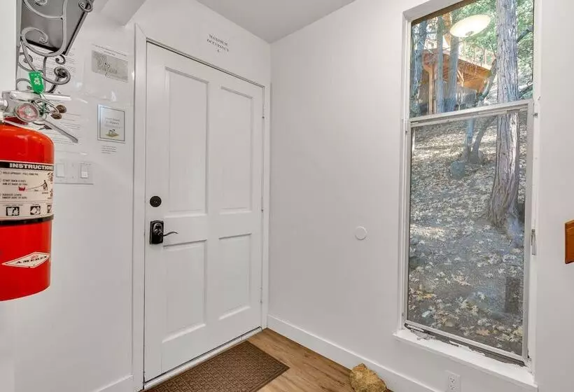 Timber Lodge Yosemite Enveloped In Nature!