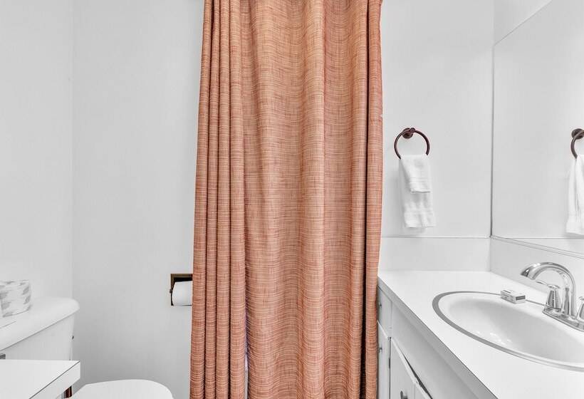 Timber Lodge Yosemite Enveloped In Nature!