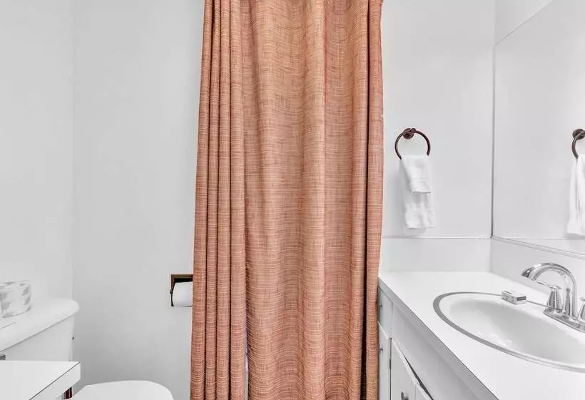 Timber Lodge Yosemite Enveloped In Nature!