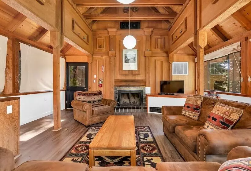 Timber Lodge Yosemite Enveloped In Nature!