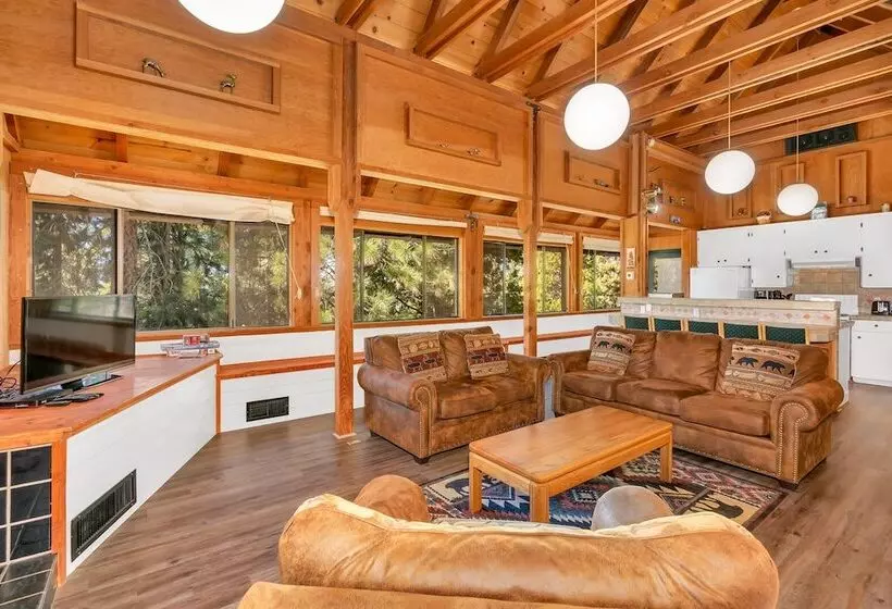 Timber Lodge Yosemite Enveloped In Nature!