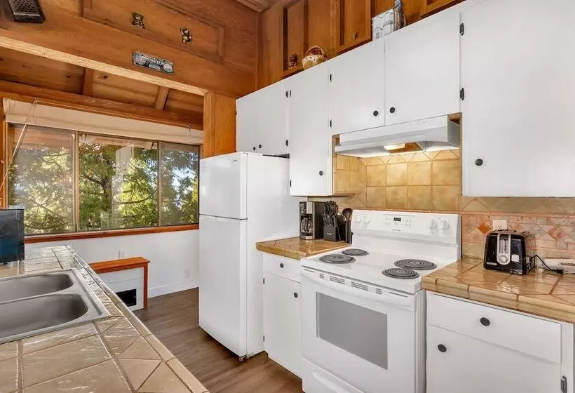 Timber Lodge Yosemite Enveloped In Nature!