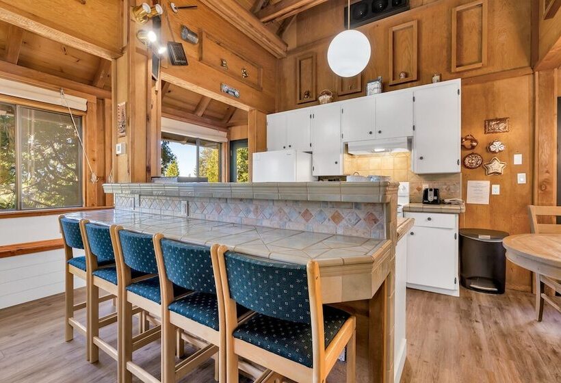 Timber Lodge Yosemite Enveloped In Nature!