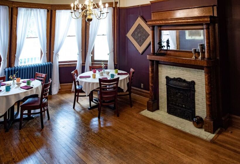 Glampout Resort   Elk River