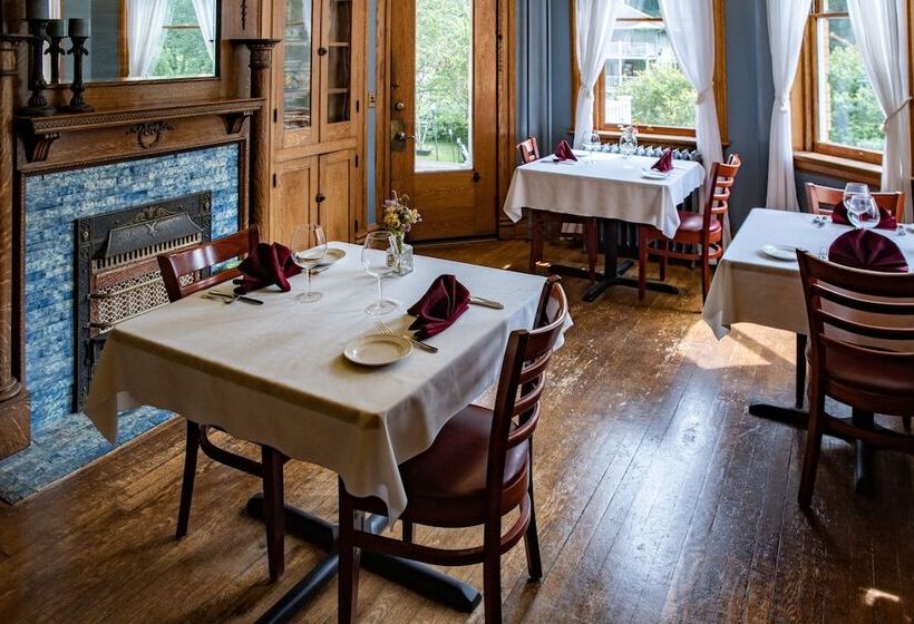 Glampout Resort   Elk River