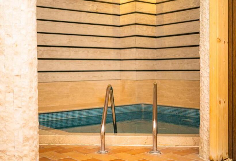 Maxi Park Hotel & Spa