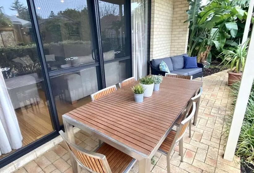 Baudins Of Busselton Bed And Breakfast   Adults Only