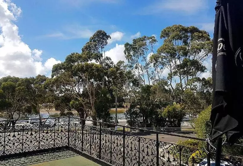 The Wharf Hotel Wynyard