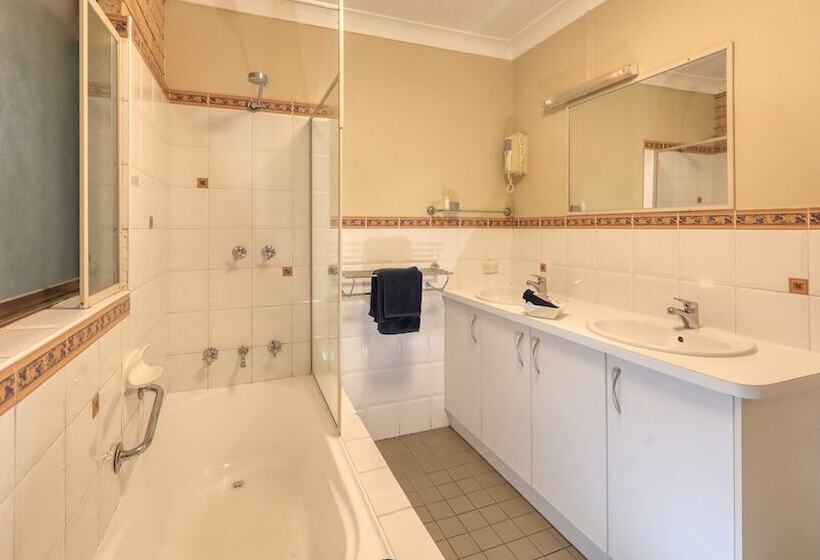 מוטל Forest Lodge Motor Inn & Restaurant