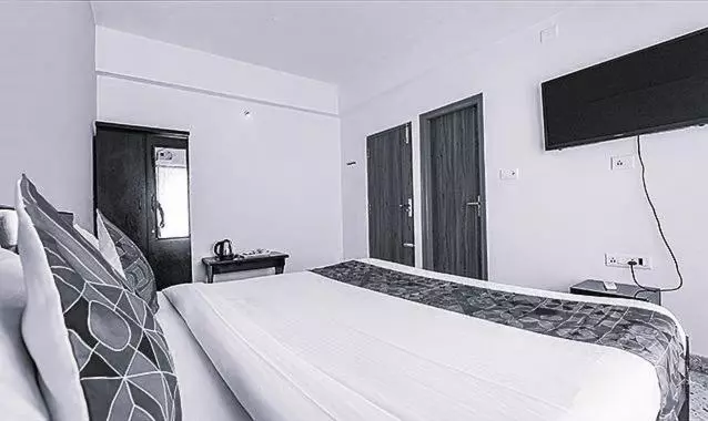 Fabhotel Sv Home Stay   Nr A2z Exotic Park