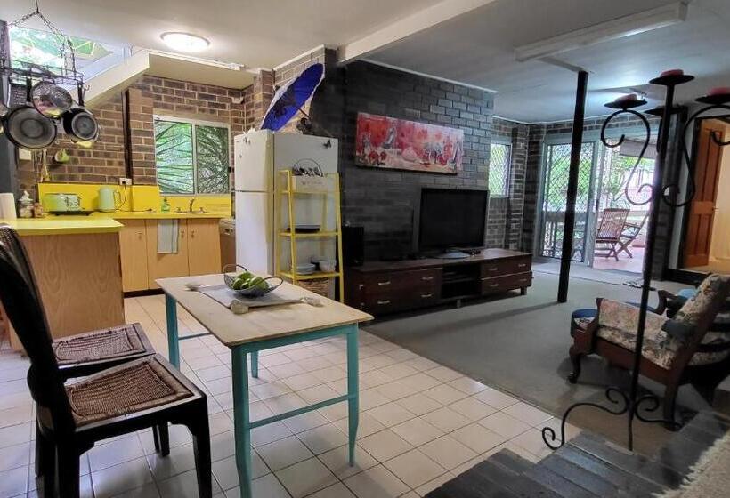 تختخواب و صبحانه Singing Nature