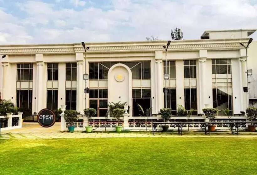 Hotelli Milan Palace