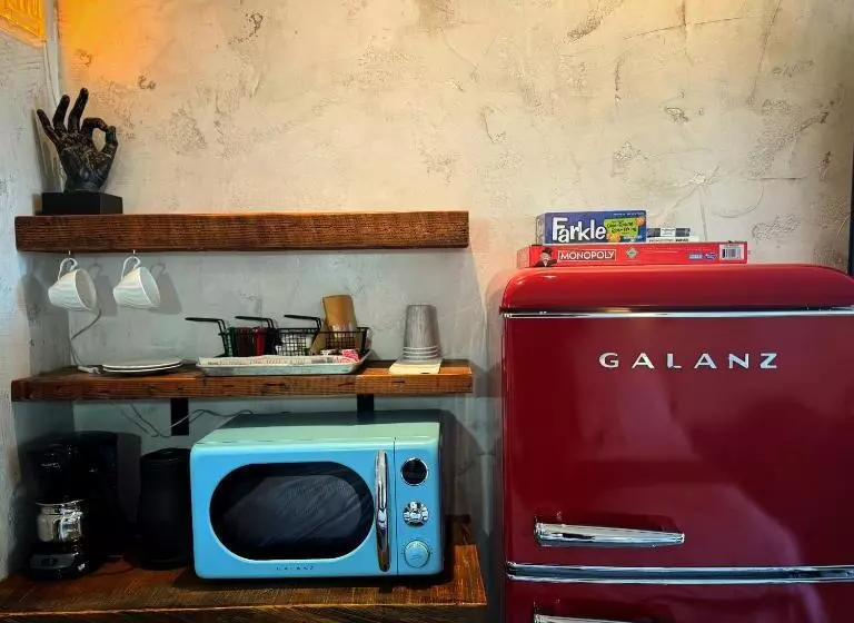 Hotelli Neon Cowboy Roadhouse At Hunters Hot Springs