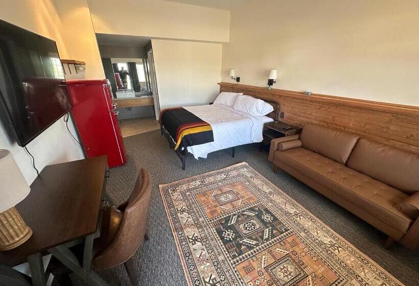 호텔 Neon Cowboy Roadhouse At Hunters Hot Springs